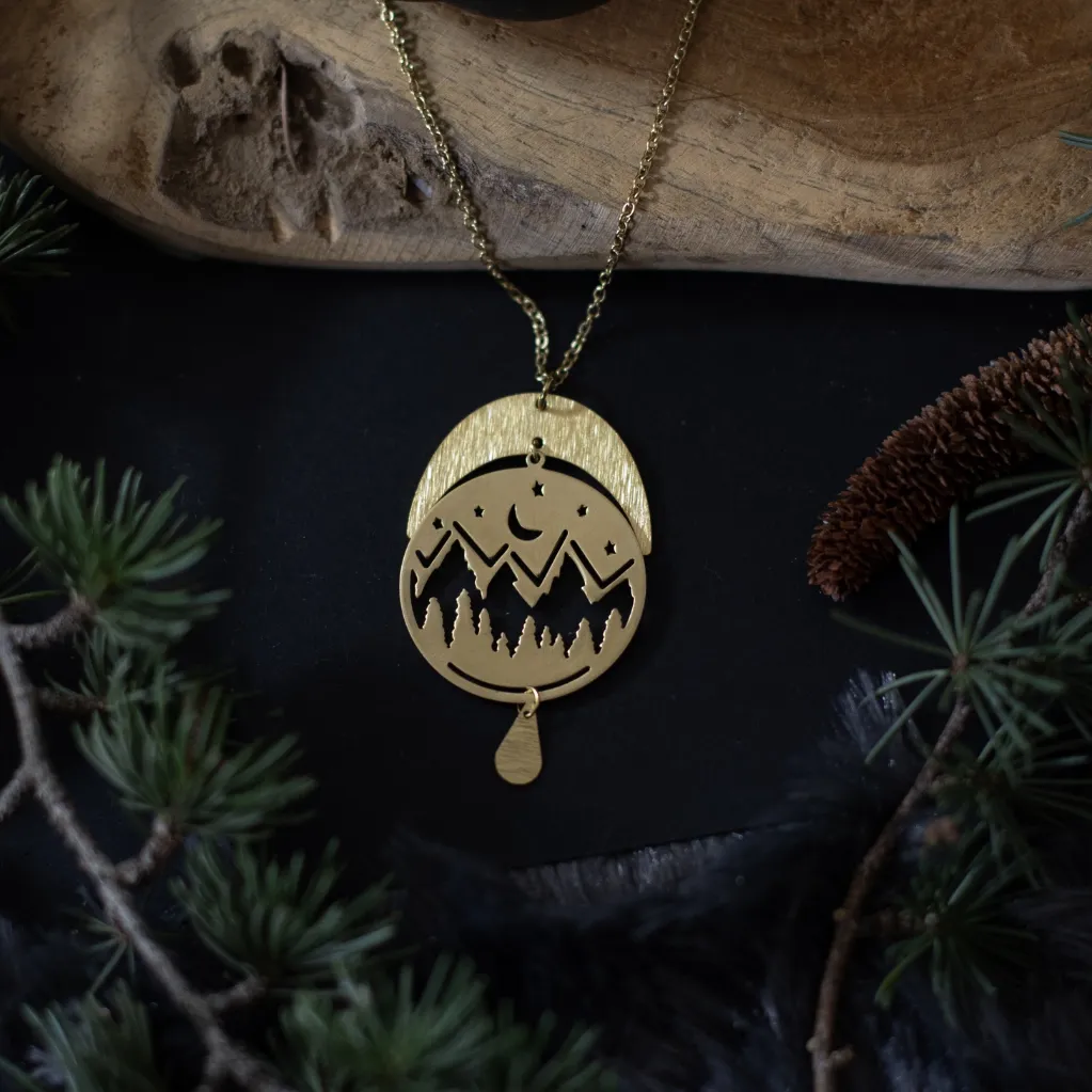 [1004] Collier pendentif montagne et lune en laiton