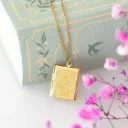 Collier médaillon en forme de livre